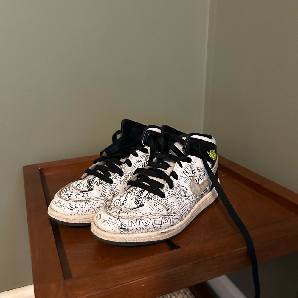 Jordan 1 Mid white graffiti like print